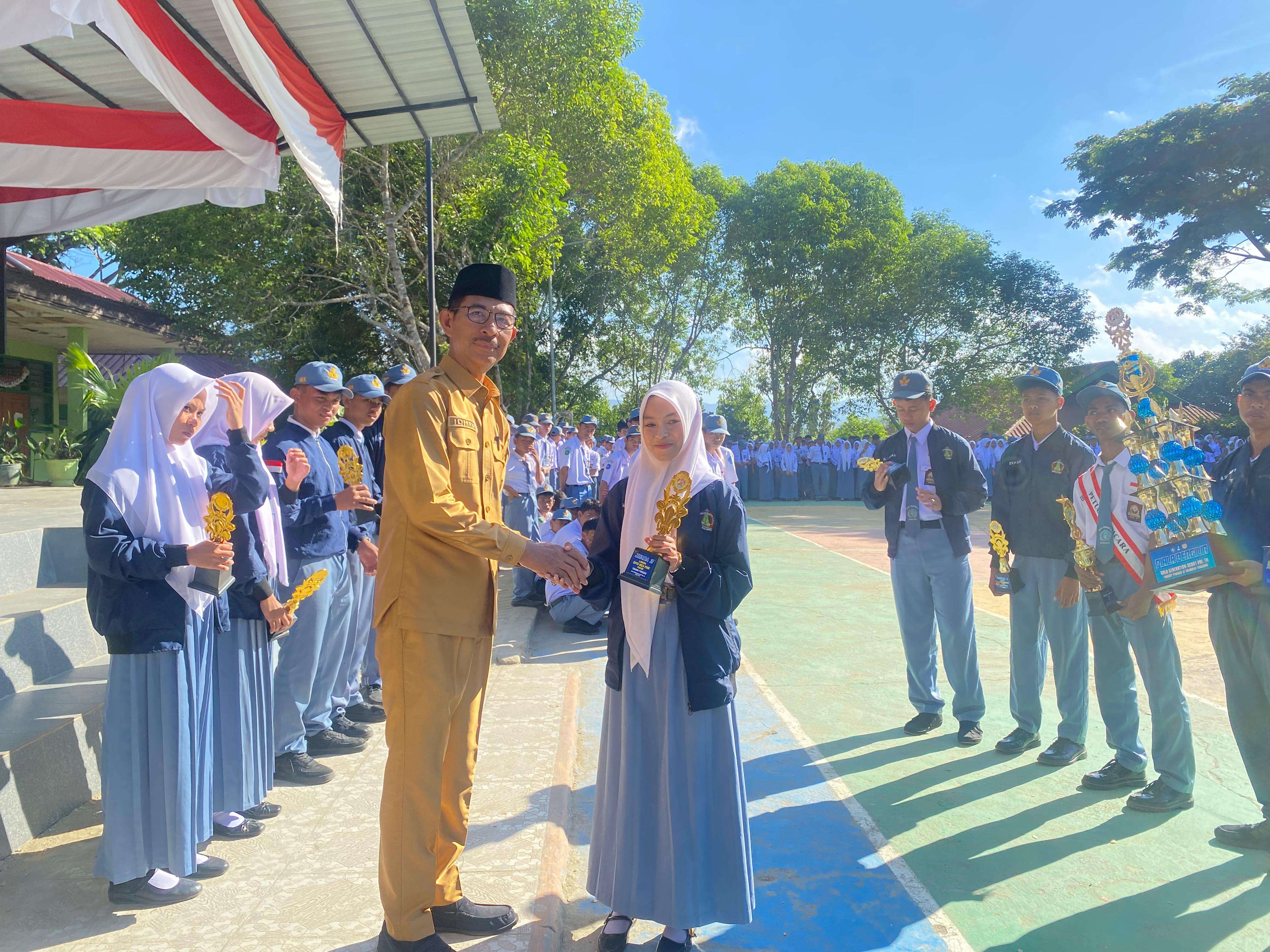 Penyerahan Piagam dan Piala Gold Generation Scout Vol. 3 Pramuka Wonua Sakti